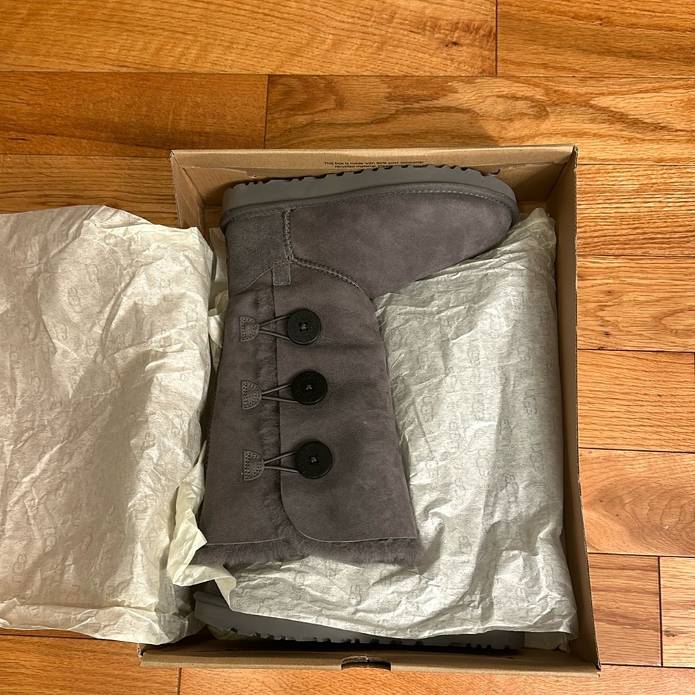 Brand new with tags size 6 triple Bailey button boot UGGs in gray
